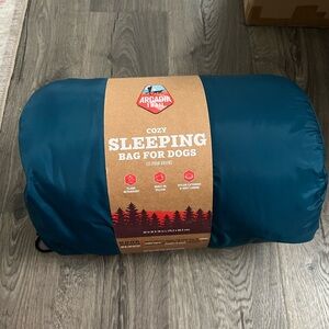 NWT Arcadia Trail Cozy Blue Sleeping Bag for Dogs